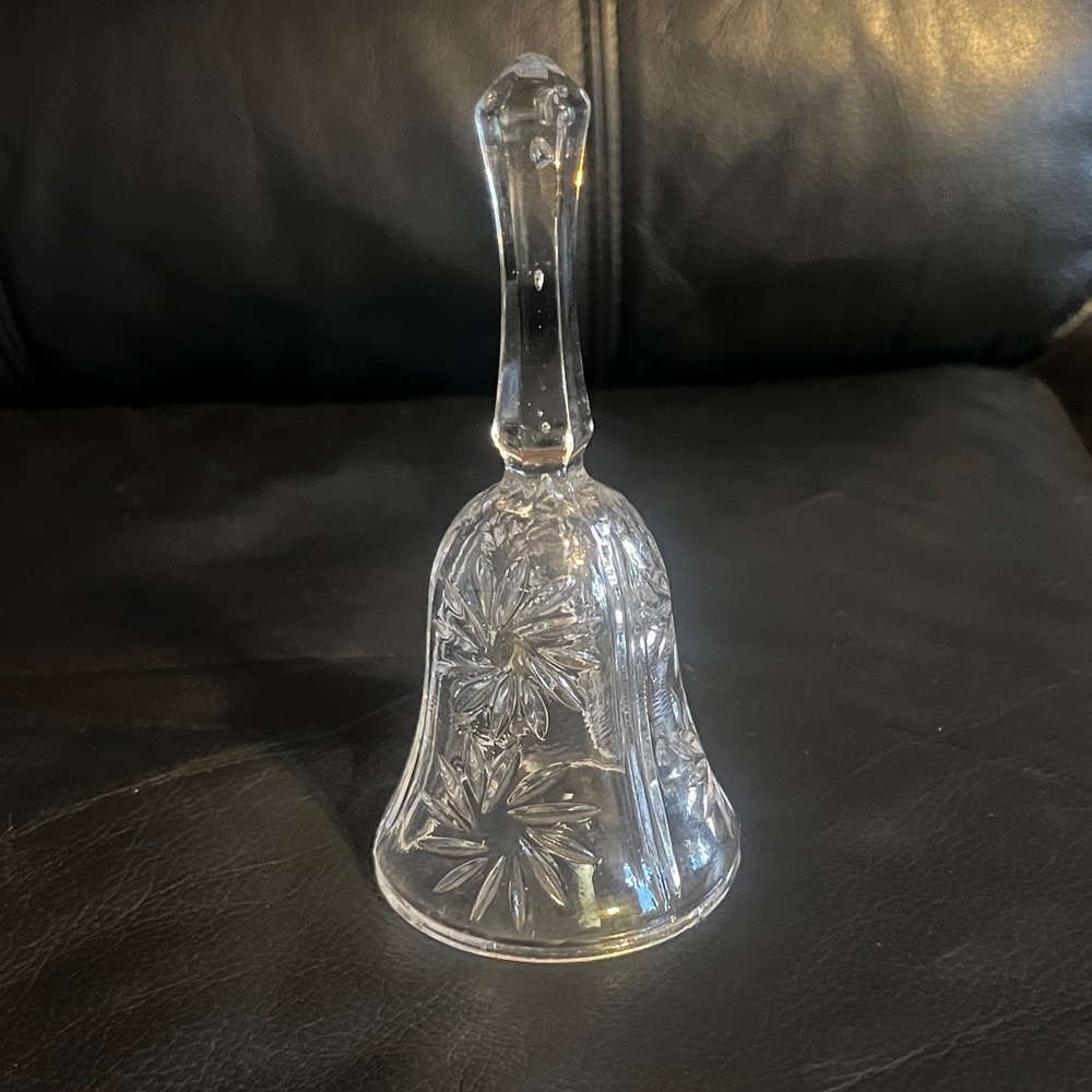 Pretty Crystal Glass Bell
(No string attached on the inside).